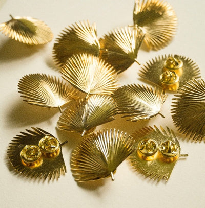 Hawaii palm tree gold enamel pin. Tropical vibes jewelry like pin. Great souvenir luxury gift idea.